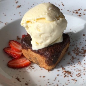 brownie de gallet de chispas de chocolate con helado 