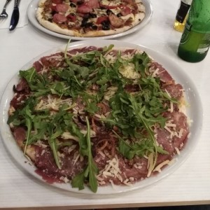 pizza con carpaccio de carne