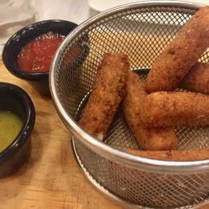 Provolone sticks con mermeladas de tomate y hierbabuena