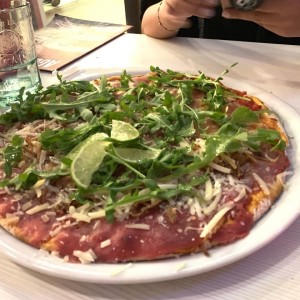 pizza mitad carpaccio mitad donatella 