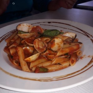 penne pomodori con almejas y albahaca