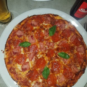 piza peperoni jamon y tocino