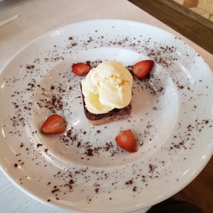 BROWNIE CON HELADO 