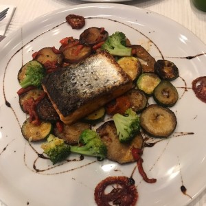 Salmon a la parrilla con vegetales