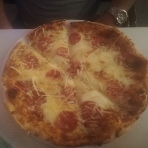 Pizza cuatro quesos con pepperoni 