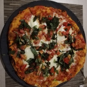 pizza mozzarella di bufala, tomates, albahaca, salsa de tomate