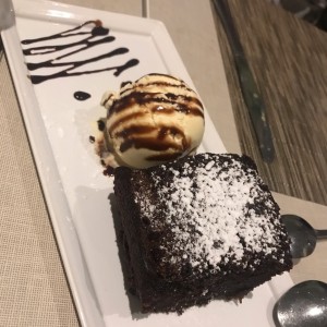 cake de chocolate con helado