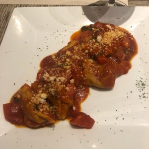 tortelinis de berenjena en salsa roja 