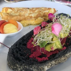 Omelette con queso y tomates y tostada de remolacha con aguacate