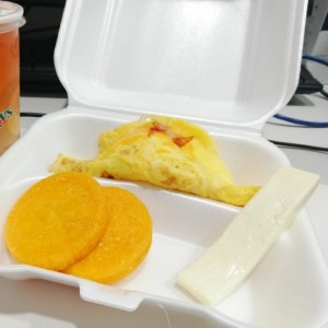 omelet con tortillas y queso blanco