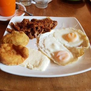 bistec picado, con huevo, hojaldre y tortilla