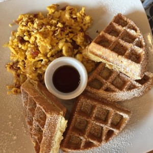 Desayuno "Waffle con todo"