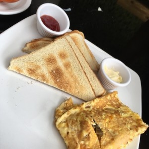 omelete con tostadas