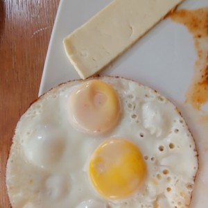 huevo frito y queso