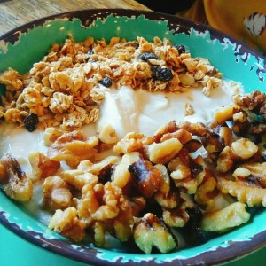 yogurt con cereal y nueces 