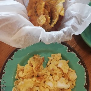 huevos revueltos y patacones