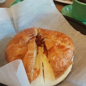 croisant con huevo, tocino y mozzarella