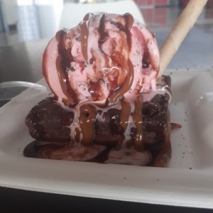 Brownie con helado de fresa crunch