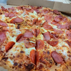 Pizza de peperoni y jamón 