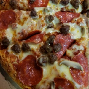 pizza de pepperoni con hongos y salchicha y pepperoni