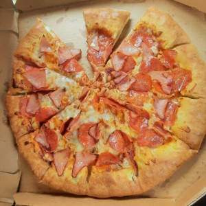 pizza dos ingredientes con queso en los bordes 