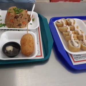 Kushikatsu de platano maduro con queso, sushi apanadito y arroz frito