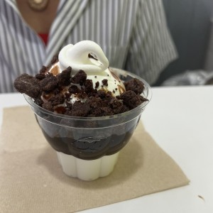 Sundae de chocolate  y brownies