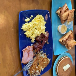 Breakfast Sampler y Chicken & Waffles