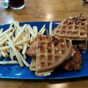 Chicken waffle siracha sandwich. Recomendado.