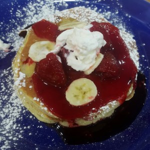 pancake con guineo y fresa 