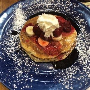 Pancake de banana y fresas