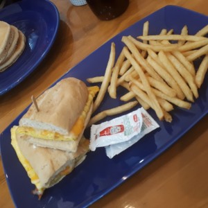 breakfast sandwich huevo y queso