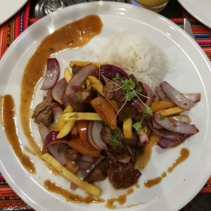 Lomo saltado con arroz