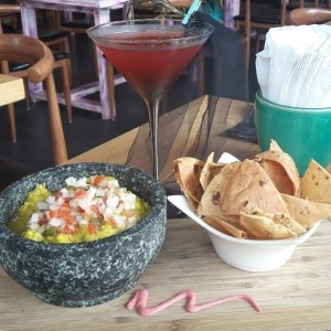 Guacamole con totopos / Coctel dos mujeres 