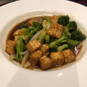 BROCOLI al wok con tofu