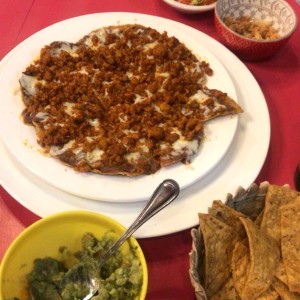 nachos con chorizo y guac