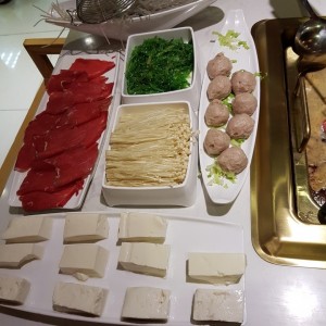 Cortes premium - Rollo de carne, fideos de papas, ensalada wakame, bolitas de pescado, hongos enoki y tofu 
