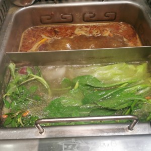 Vegetales - Berro y mostaza cocinando en el caldo