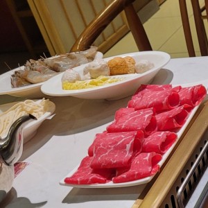 Carnes, bolitas de pescado, langostinos y fideos coreanos.