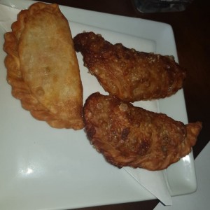 EMPANADA ARGENTINA CARNE O POLLO