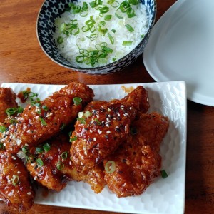SPICY HONEY WINGS (8 @ 10 unidades) y orden de arroz  