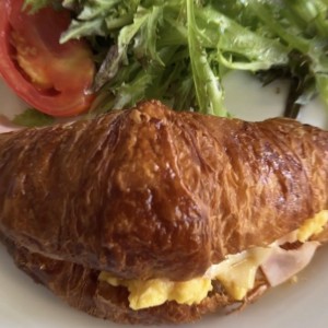 Croissant con huevo, jamon y queso