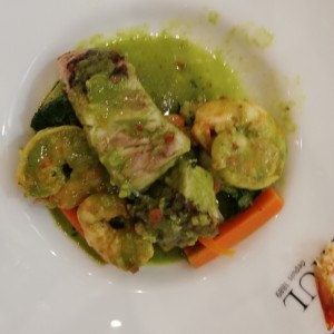 Filete de corvina con langostinos en salsa Pesto