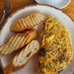 omelet hongos, tomate pavo y mozarella 