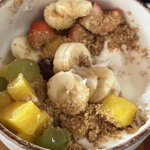Frutas, yogurt y granola 