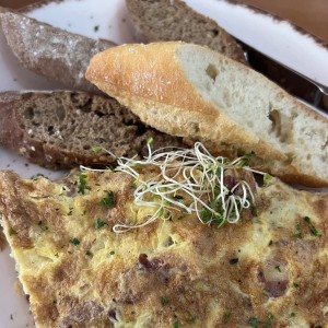 Omelette con queso cabra, salmon y tocineta