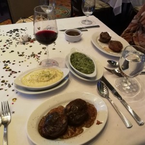 Filet mignon, espinacas y pure de papas