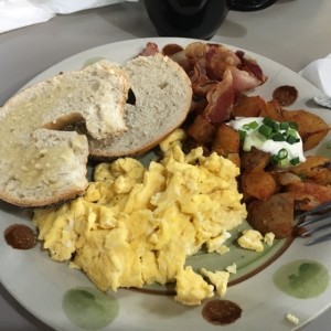 NY breaksfast y Poppy Seed Bagel