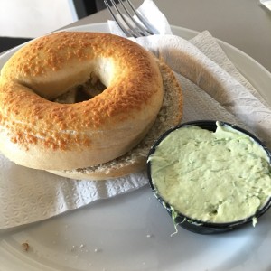 bagel se parmesano con queso crema de chives