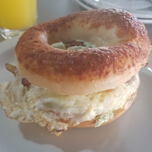 parmesan bagel con huevo frito y bacon